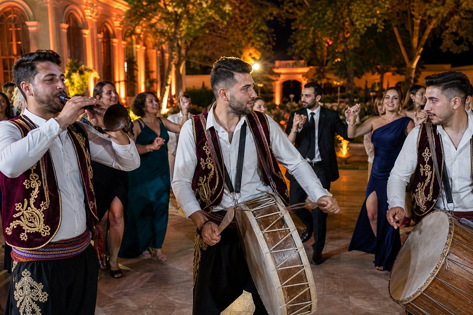 Saray bahçesinde davulcular